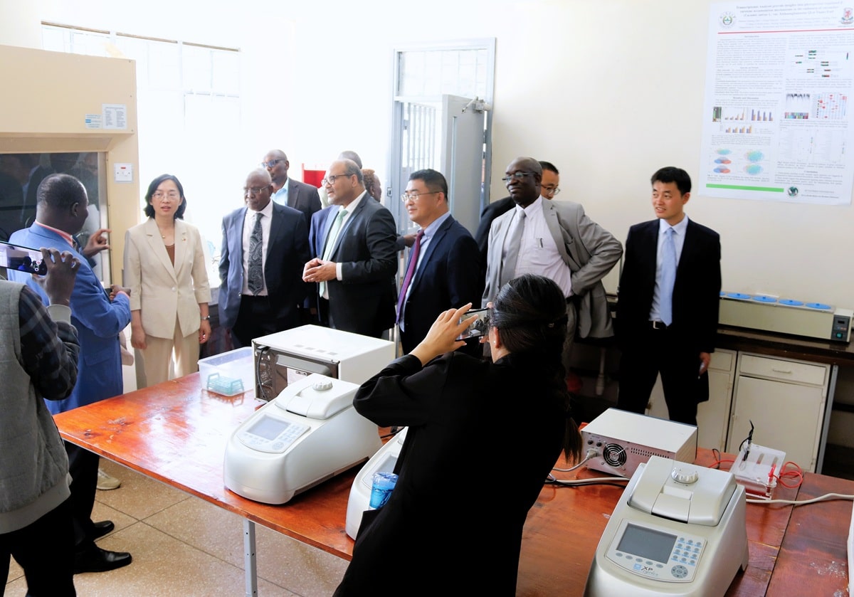 PROF MULWA DEMONSTRATING min